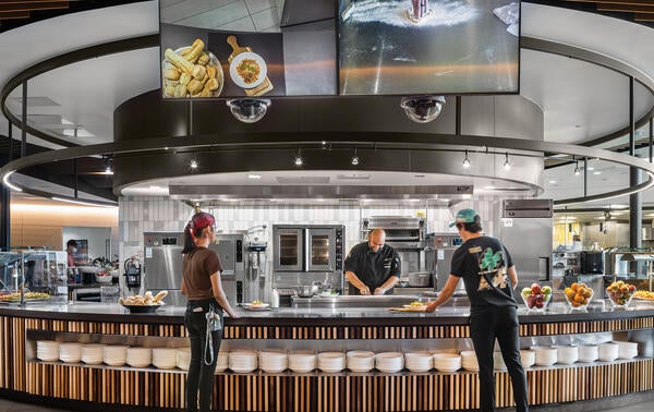 students grabbing their food in front of the chef at Glasgow