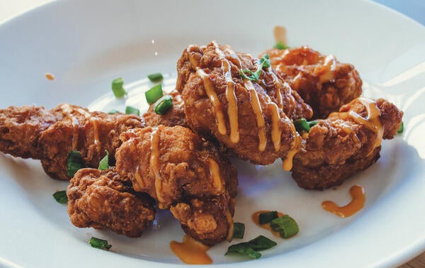 Fried chicken with aioli topping