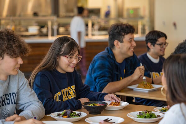 UCR_Glasgow_Students_Eating 